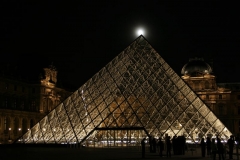pyramide_du_louvre_pleine_lune